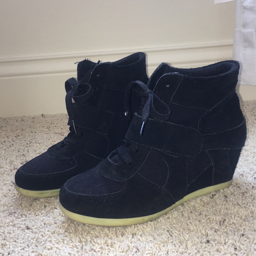 Wedged sneaker